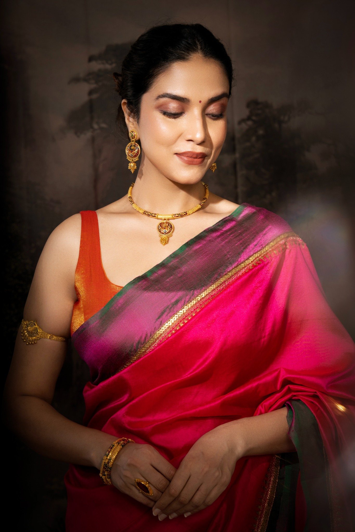 Maharashtrian woman wearing traditional gold jewellery