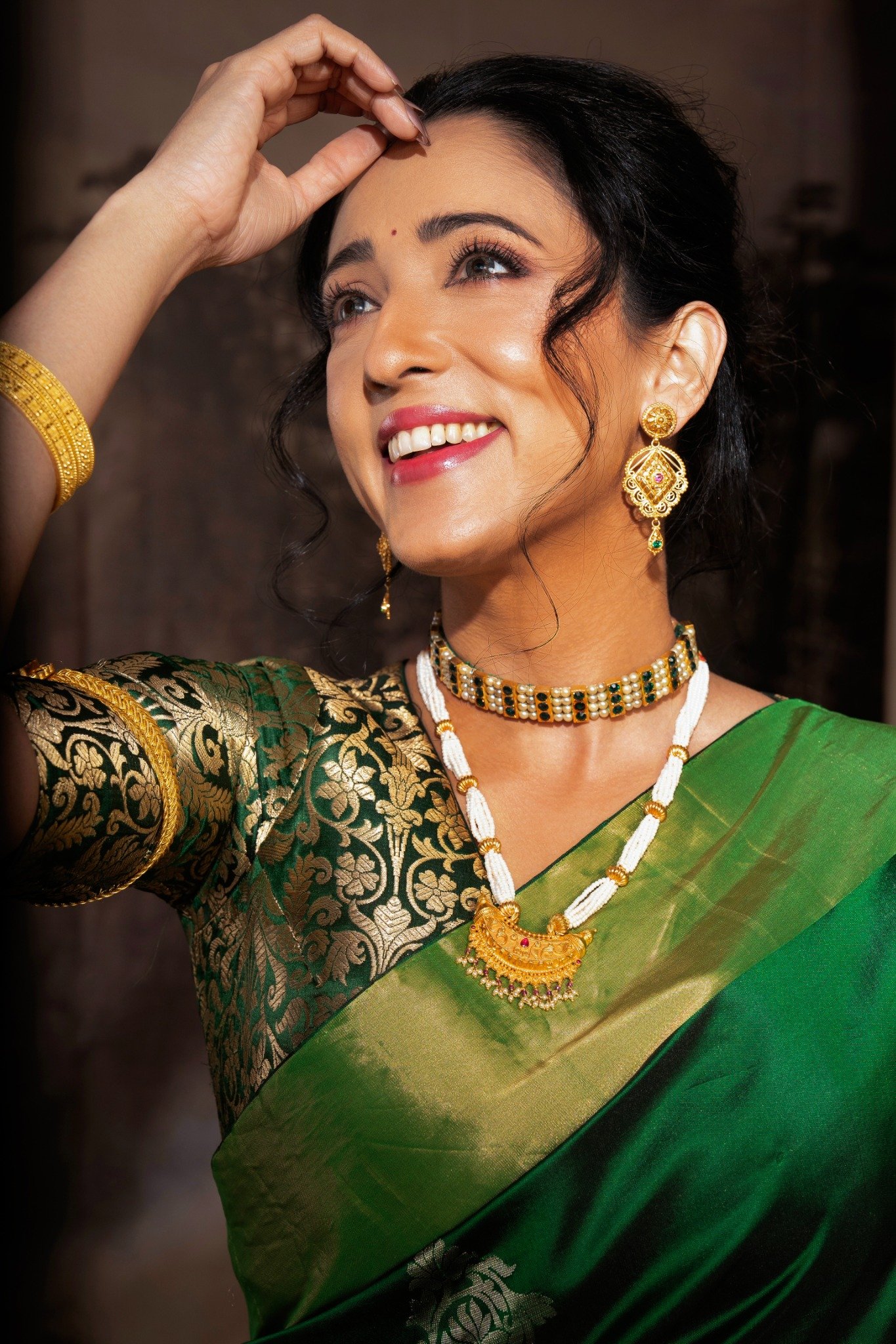 Maharashtrian woman wearing gold jewellery
